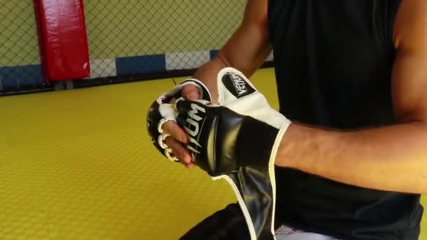 αρσενικό kickboxer πηγαίνει για σπορ στο γυμναστήριο - Πλάνα, βίντεο