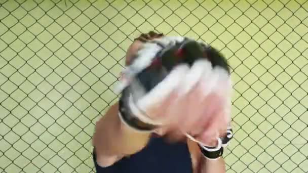 mężczyzna kickboxer idzie dla sportu w siłowni - Materiał filmowy, wideo