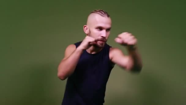 kickboxer masculin va dans le sport dans la salle de gym
 - Séquence, vidéo