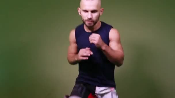 maschio kickboxer va in per lo sport in palestra
 - Filmati, video