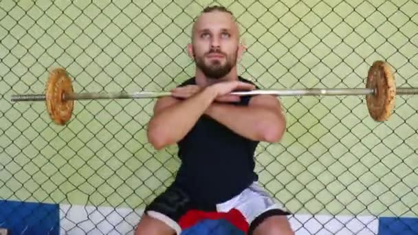αρσενικό kickboxer πηγαίνει για σπορ στο γυμναστήριο - Πλάνα, βίντεο