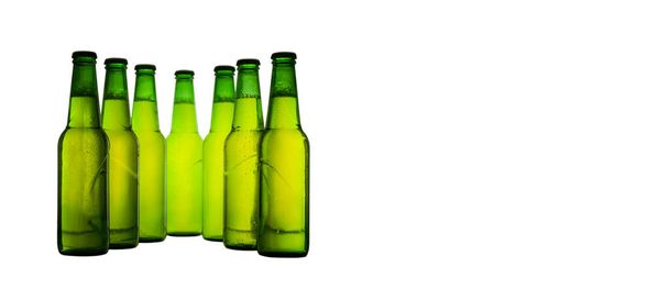 Botellas de cerveza verde aisladas sobre fondo blanco
. - Foto, imagen