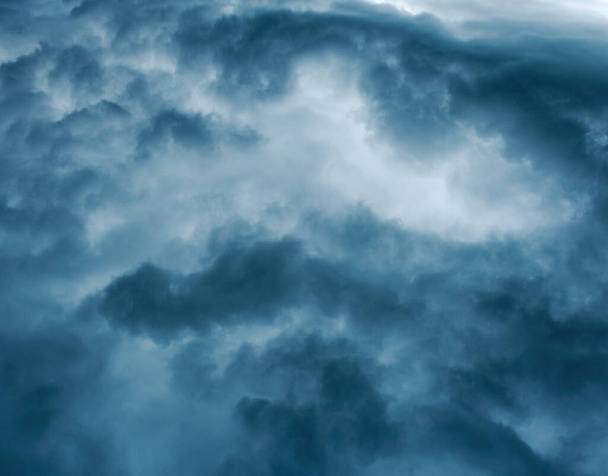 Ciel bleu foncé après la tempête - Photo, image