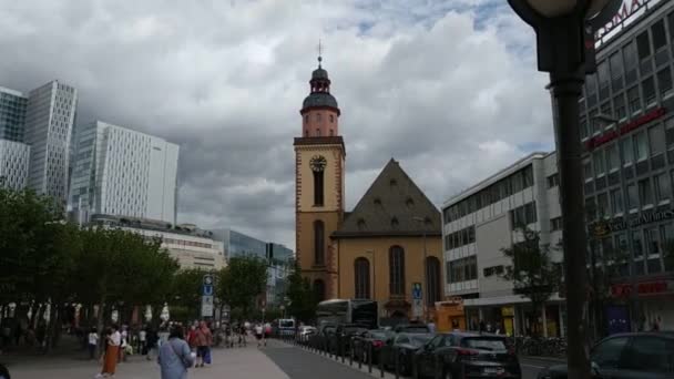 フランクフルト、ドイツ- 8月、 2019:聖カタリナ教会を見下ろす広場。ここには、街のショッピングや社会生活であるZeilが流れています。パンの動き30fps - 映像、動画