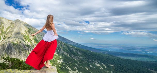 Young woman on the top of mountain - Foto, imagen