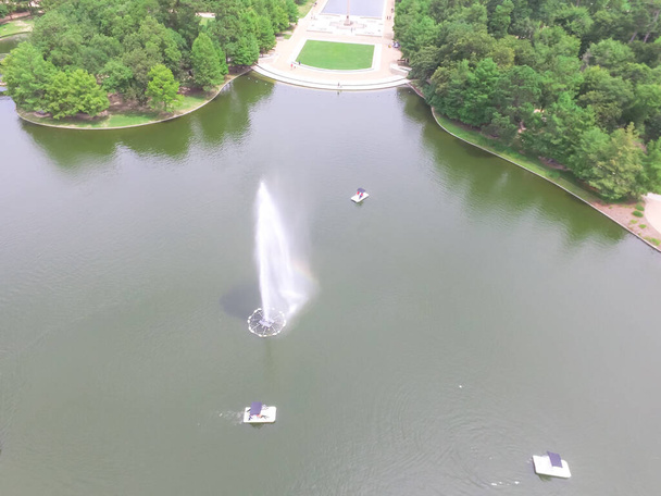 Вид с высоты птичьего полета на озеро с лагуной на водном велосипеде в Германском парке в Хьюстоне, Техас, США
 - Фото, изображение