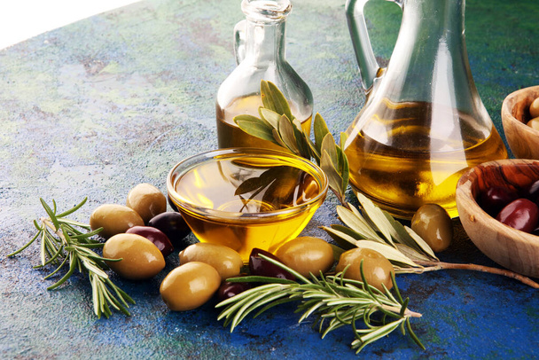 Oliwa i oliwa z oliwek w butelce w misce z oliwkami. - Zdjęcie, obraz