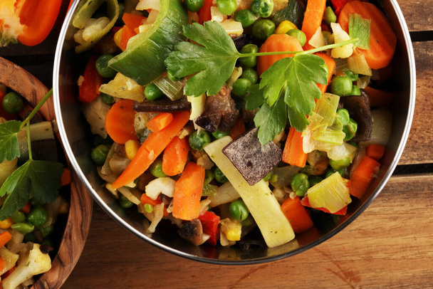 míchat smaženou zeleninu z čínské wok v misce s mrkví - Fotografie, Obrázek