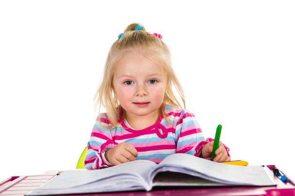 Детский рисунок карандашами, изолированными на белом
 - Фото, изображение