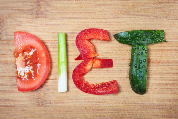 sebze ve ahşap arka plan üzerinde kelime diyet tabağı - Fotoğraf, Görsel