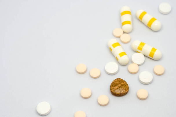 Comprimidos e cápsulas de medicamentos e comprimidos sobre fundo branco - Foto, Imagem