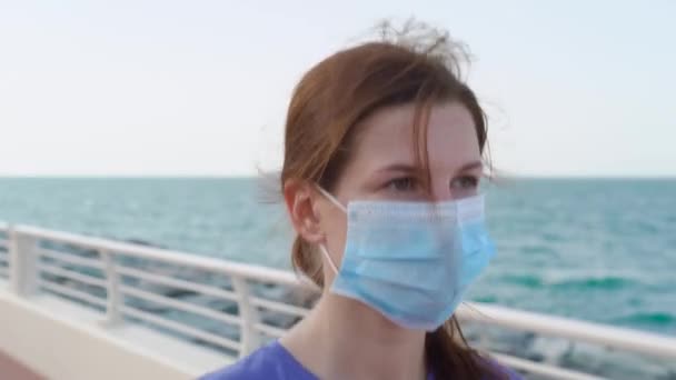 girl walks on promenade in medical mask - Footage, Video