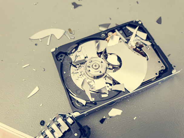 Disco duro del ordenador roto en una mesa - destrucción completa de datos
. - Foto, imagen