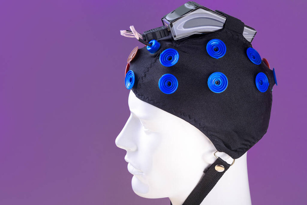 cabeza modelo con electrodos EEG, equipo de auriculares EEG, equipo EEG
 - Foto, imagen