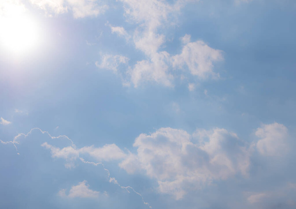 Sluneční světlo a mraky na jasně modré obloze - Fotografie, Obrázek