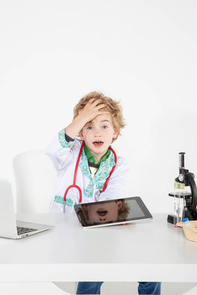 young doctor uses tablet, an innovation in online medicine - Фото, изображение