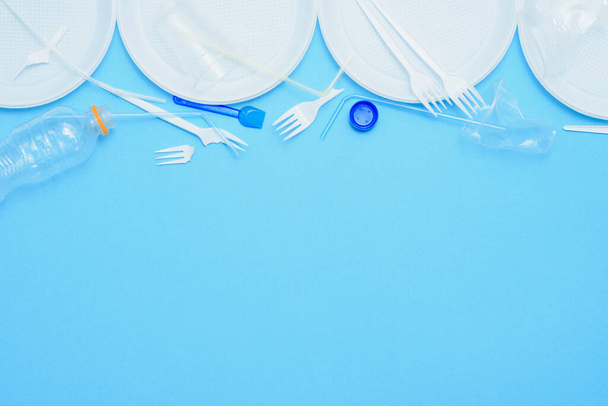 White plastic on a blue background. Plastic pollution. Recycling plastic, reusable packing, sorting garbage concept. Zero waste, ecology. Copyspase, - Foto, afbeelding
