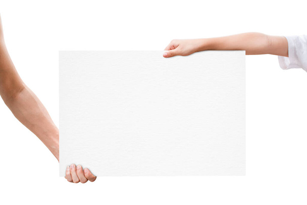 Dvě ruce drží prázdný bílý papír izolované na bílém pozadí s výstřižkem cestu - Fotografie, Obrázek