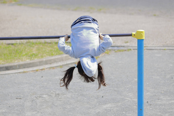 Ιαπωνικό κορίτσι παίζει με υψηλό μπαρ (5 ετών) - Φωτογραφία, εικόνα