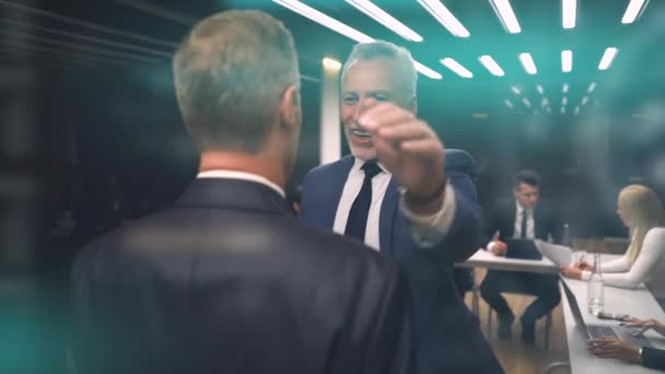 Os homens de negócios a apertar a mão na sala de reuniões. câmara lenta
 - Filmagem, Vídeo