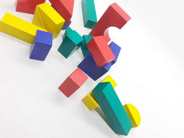 Sanatsal El Yapımı Renkli Çeşitli Şekiller Ahşap Bina Oyuncak Çocuk Oyuncakları Beyazlar Arkaplanında Yaratıcı Eğitim Amaçlı Oyuncak - Fotoğraf, Görsel
