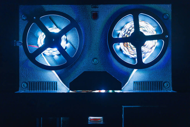 bobine pour bobine enregistreur de bande audio avec bande lumineuse led bleue - Photo, image