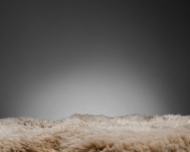 коричневая текстура овчины на сером фоне
 - Фото, изображение