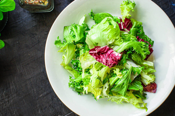 Egészséges saláta, levelek keverék saláta (keverjük össze a mikrozöldségeket, növényi lédús snack). élelmiszer háttér Kép, másolás helyet szöveges keto vagy paleo diéta - Fotó, kép