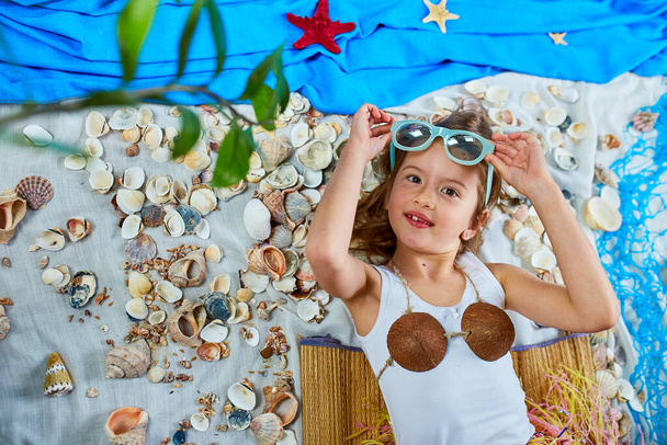Petite fille imite Havaii vacances à la maison quarantaine
. - Photo, image