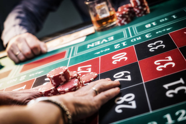 Le jeu d'homme à la table de roulette au Casino - Flou de mouvement et Focus sélectif - Photo, image