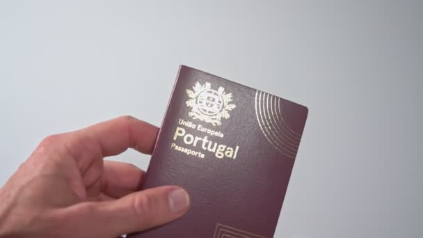 Portugalský muž s cestovním pasem hází na stůl, aby zkontroloval celnici. Zpomalený pohyb - Záběry, video