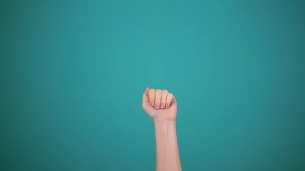 Machanie ręką na niebieskim tle powiedzieć BYE lub HI gestami - Materiał filmowy, wideo