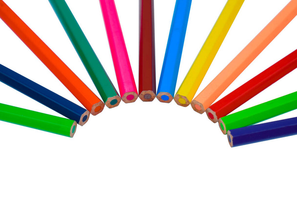 Círculo meio redondo feito com diferentes lápis de madeira coloridos sobre um fundo isolado branco
 - Foto, Imagem