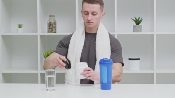 El hombre prepara un batido de proteínas en el agitador después del entrenamiento
 - Imágenes, Vídeo