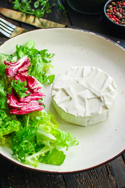 Peynirli Camembert veya Brie Menü konsepti. yemek arkaplan görünümü metin keto veya paleo diyeti için fotokopi alanı sağlıklı yeme, çiğ organik gıdalar - Fotoğraf, Görsel