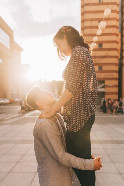 pari kihloissa, rakkaustarina, kävellä ympäri kaupunkia auringonlaskun aikaan
 - Valokuva, kuva