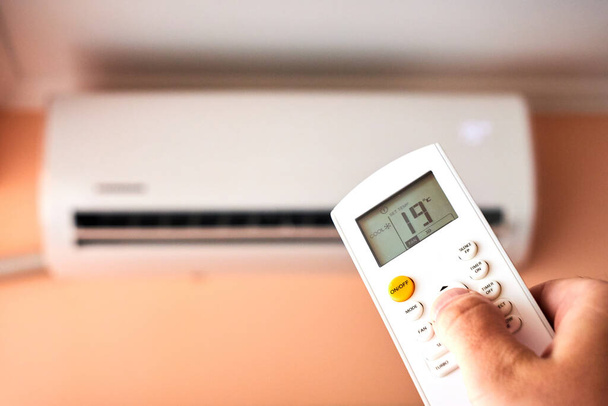 Rozdělit klimatizaci, Muž ovládající dálkové ovládání - Fotografie, Obrázek