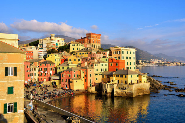 boccadasse caratteristico borgo di pescatori con le sue colorate case Genova
 - Foto, immagini