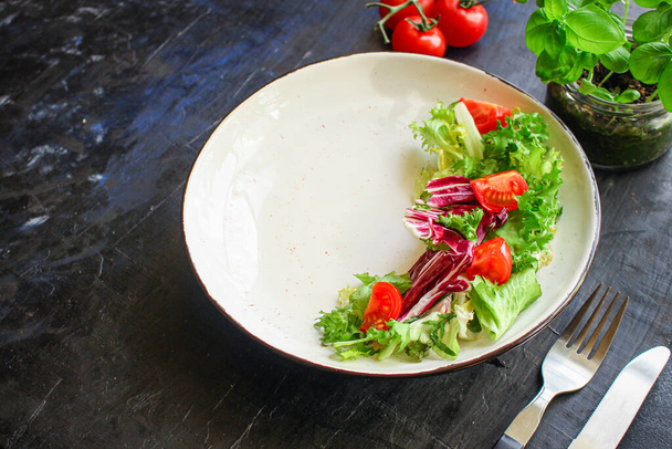 Salada sã, folhas misturam salada (misturar micro verdes, pepino, tomate, cebola, outros ingredientes) keto ou paleo dieta. fundo de comida. espaço de cópia
  - Foto, Imagem