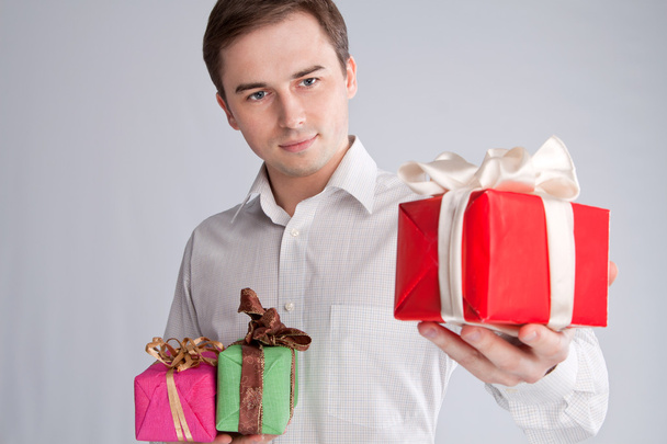 Портрет человека, который держит подарок на руке перед собой
 - Фото, изображение