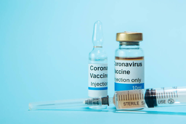 Coronavirus / Corona virus Rokote käsite ruiskulla. Rokotteen käsite koronaviruksen torjunnassa
. - Valokuva, kuva