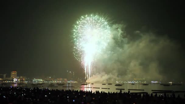 Echte Feuerwerk Hintergrund und Menschen, die kommen, um am Strand Pattaya International Fireworks Festival zu beobachten. Silvesterfeuerwerk Asien Thailand - Filmmaterial, Video