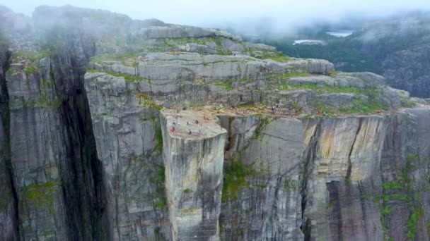 Luchtdrone vlucht over Pulpit Rock, Preachers Chair, Preikestolen, Noorwegen - Video