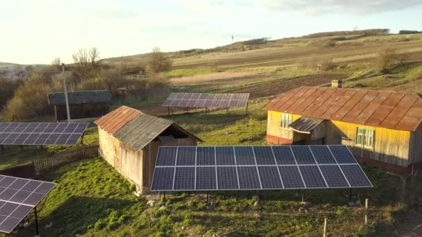 緑の農村の庭で太陽電池パネルの空中トップダウンビュー. - 映像、動画
