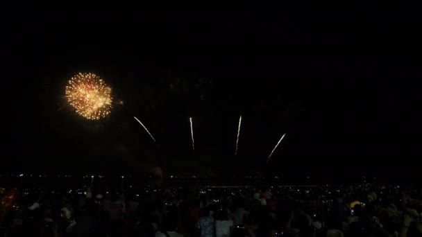 Skutečný ohňostroj pozadí a lidé, kteří přijdou se dívat na pláži Pattaya Mezinárodní festival ohňostrojů. Silvestrovská oslava ohňostroje Asie Thajsko - Záběry, video