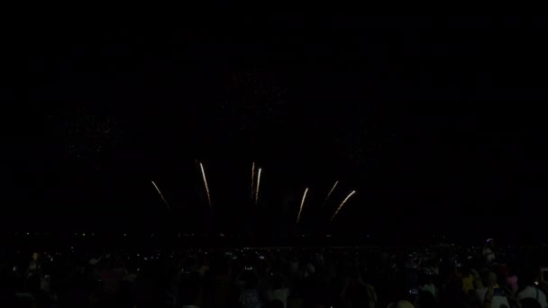 De vrais feux d'artifice et des gens qui viennent regarder sur la plage Pattaya International Fireworks Festival. Fête du Nouvel An Asie Thaïlande
 - Séquence, vidéo