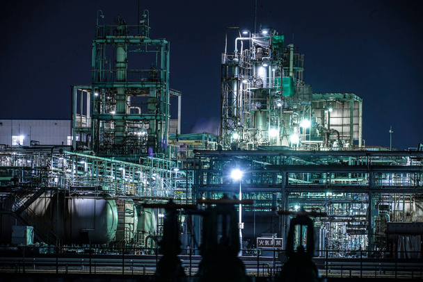 Vista noturna da fábrica da zona industrial de Kawasaki Keihin
 - Foto, Imagem