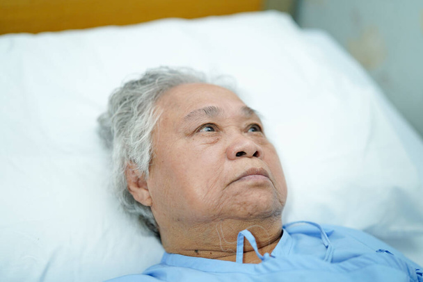 Asiática senior o anciana anciana mujer paciente sonrisa brillante cara con fuerte salud mientras está acostado en la cama en enfermería hospital sala: saludable concepto médico fuerte
  - Foto, imagen