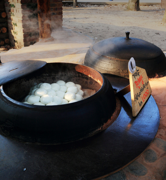 Magasinez des petits pains à la vapeur Corée traditionnelle
. - Photo, image