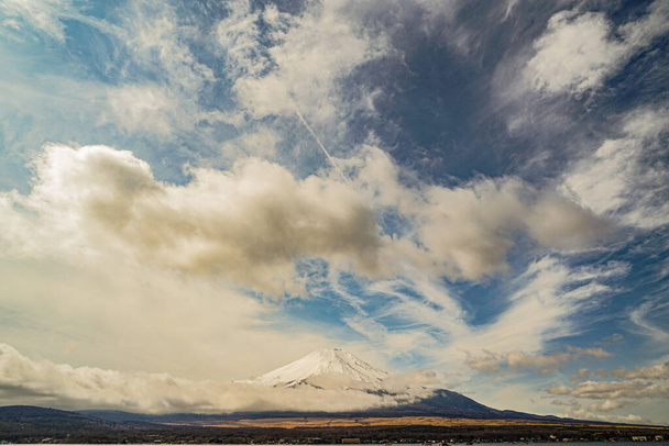 Гора Фудзіяма і величне небо (взято з озера Яманака).) - Фото, зображення
